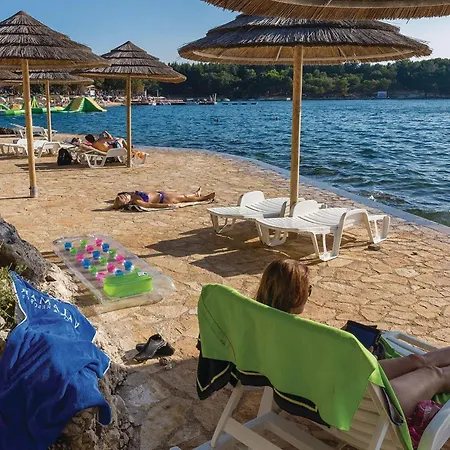 4 Bedroom Amazing In Hébergement de vacances Poreč